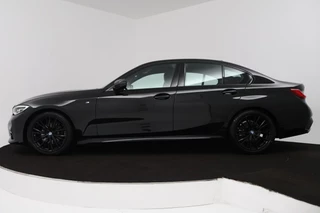 BMW 3 Serie BMW 3-serie 320i High Executive Edition (PARKEERSENSOREN, STOELVERWARMING, LEER, NAVIGATIE, NL-AUTO) - afbeelding nr 2