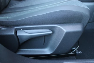 Peugeot 2008 Peugeot 2008 1.2 Hybrid 136PK AUTOMAAT ALLURE | NIEUWE AUTO! | KEYLESS ENTRY/START | PARKEERSENSOREN VOOR + ACHTER | 17
