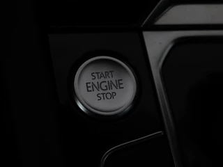 Volkswagen Passat Volkswagen Passat 1.4 TSI R Line | Trekhaak | 360 camera |  Stoelverwarming | Leder/Alcantara | Carplay | Adaptive cruise | Navigatie | Full LED | Virtual Cockpit - afbeelding nr 28