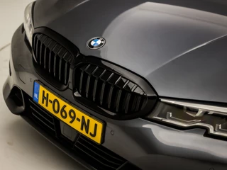 BMW 3 Serie BMW 3 Serie Touring 320i Sportline Shadow 184Pk Automaat (APPLE CARPLAY, GROOT NAVI, CAMERA, LEDER, ADAPTIVE CRUISE, SFEERVERLICHTING, SPORTSTOELEN, HIFI, TREKHAAK ELEKTRISCH, GETINT GLAS, NIEUWSTAAT) - afbeelding nr 33