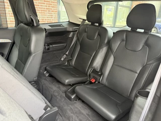 Volvo XC90 Volvo XC90 T8 Recharge AWD R-Design BLACK LONG RANGE PANO/TREKHAAK/HEAD-UP/MEMORY/H&K/CAMERA/ACC/PILOT-ASSIST/KEYLESS/LEER-SPORT/GOOGLE/PRIVACY/20