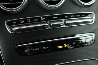 Mercedes-Benz C-Klasse Mercedes-Benz C-klasse 200 AMG | Stoelverwarming | Carplay | Trekhaak |  Matrix LED | Sfeerverlichting | Leder/Alcantara | Side Assist | Camera - afbeelding nr 19