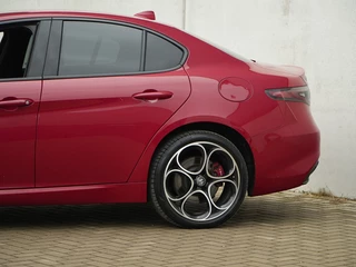 Alfa Romeo Giulia Alfa Romeo Giulia 2.0 Turbo 280 PK Competizione Q4 AWD | Harman | Veloce | 19