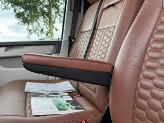 Volkswagen Transporter Volkswagen Transporter 2.0 TDI L1H2 Highline 204PK / 70YEARS EDITION / TREKH. / BEAR-LOCK / LEDER / VOORRUITVERW. / CAMERA / NAVI - afbeelding nr 18