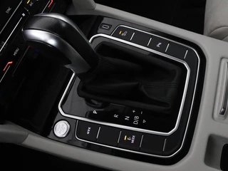 Volkswagen Passat Volkswagen Passat 1.4 TSI GTE | Panoramadak | Stoelverwarming |  Leder/Alcantara | Camera | Carplay | Adaptive cruise | Matrix LED | Massage | Navigatie - afbeelding nr 22