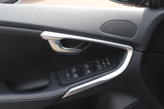 Volvo V40 Volvo V40 1.5 T2 Inscription R-Design / Panoramadak / Camera / Leder / Keyless / 17'' / Navigatie / Stoelverwarming / Cruise Control - afbeelding nr 9