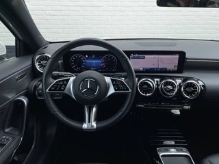 Mercedes-Benz A-Klasse Mercedes-Benz A-Klasse 180 Luxury Line | Facelift | Pano | Ambiente | Camera | CarPlay | LED | Keyless | DAB+ - afbeelding nr 11