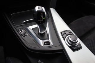 BMW 3 Serie BMW 3 Serie 330e Centennial Exe. M Sport / Schuifdak / Alcantara / 18'' / Navigatie / Parkeerhulp achter / Cruise Control - afbeelding nr 27