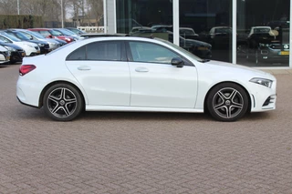 Mercedes-Benz A-Klasse Mercedes-Benz A-Klasse 180 Business Solution AMG / Panoramadak / Camera / Sfeerverlichting / Apple CarPlay / 18'' / DAB / Stoelverwarming / Cruise Control - afbeelding nr 5