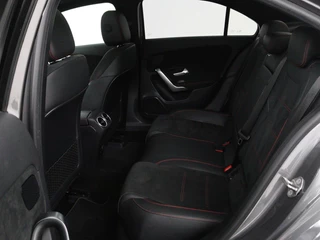 Mercedes-Benz A-Klasse Mercedes-Benz A-klasse 200 Business Solution AMG | Panoramadak |  Stoelverwarming | Trekhaak | Matrix LED | Memory | Carplay | Keyless | Camera | Sfeerverlichting | Leder/Alcantara | Park Assist - afbeelding nr 6
