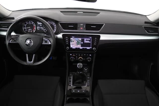 Škoda Superb Skoda Superb Combi 1.5 TSI ACT Ambition Business (PANORAMADAK, STOELVERWARMING, TREKHAAK, ELEKTR STOELEN, NAVIGATIE, NL-AUTO) - afbeelding nr 3
