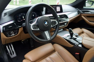 BMW 5 Serie BMW 5-serie 520i M Sport | Individual - Dak - Azuritschwarz - afbeelding nr 2