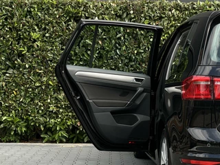 Volkswagen Golf Sportsvan Volkswagen Golf Sportsvan 1.0 TSI Connected Series, NL AUTO, NAP, ECC-AIRCO, NAVI, DODEHOEK, CRUISE, CAMERA, PARKEERSENSOREN, TREKHAAK, LICHTMETAAL 16