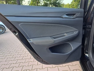 Volkswagen Golf Volkswagen Golf 1.5 eTSI R-Line Business+ | LED | Trekhaak | All-seasons | ACC | Keyless | Stoelverwarming | - afbeelding nr 49