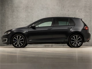 Volkswagen Golf 204Pk Automaat (APPLE CARPLAY, NAVIGATIE, CLIMATE, PARKEERSENSOREN, LED KOPLAMPEN, GETINT GLAS, SPORTSTOELEN, ZWART HEMEL, CRUISE, NIEUWE APK, NIEUWSTAAT) - afbeelding nr 2