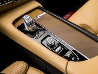 Volvo XC90 408Pk Automaat (PANORAMADAK, LUCHTVERING, APPLE CARPLAY, BOWERS&WILKINS, MEMORY SEATS, COGNAC LEDER, HEAD-UP DISPLAY, KEYLESS, GETINT GLAS, 360 CAMERA, ZWART HEMEL, NIEUWSTAAT) - afbeelding nr 11