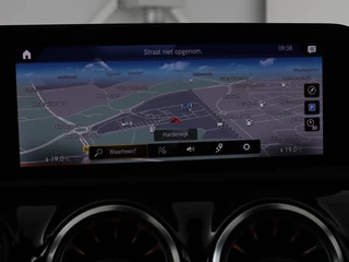 Mercedes-Benz A-Klasse Mercedes-Benz A-klasse 200 Business Solution AMG | Panoramadak |  Stoelverwarming | Trekhaak | Matrix LED | Memory | Carplay | Keyless | Camera | Sfeerverlichting | Leder/Alcantara | Park Assist - afbeelding nr 20