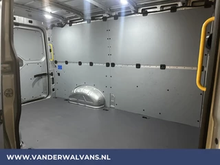Volkswagen Crafter Volkswagen Crafter 2.0 TDI 141pk L3H2 L2H1 Euro6 Airco | 3000kg Trekhaak | Camera | Navigatie | Apple Carplay Android Auto, Cruisecontrol, Parkeersensoren, Dakdragers, Bijrijdersbank - afbeelding nr 11