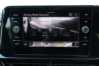 Volkswagen T-Roc Volkswagen T-Roc 1.5 TSI / 3x R-Line / Black Style / 150PK / DSG / Navi / Camera / VC / Trekhaak / 18