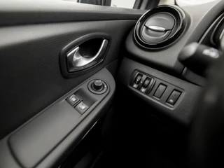 Renault Clio (NAVIGATIE, TREKHAAK, PARKEERSENSOREN, SPORTSTOELEN, GETINT GLAS, LM VELGEN, BASS REFLEX, CRUISE, NIEUWE APK, NIEUWSTAAT) - afbeelding nr 25