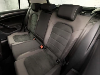 Volkswagen Golf Volkswagen Golf 1.0 TSI Sportline (APPLE CARPLAY, GROOT NAVI, CLIMATE, STOELVERWARMING, DYNAMISCHE KNIPPERLICHTEN, MASSAGE, ALCANTARA, ADAPTIVE CRUISE, PARKEERSENSOREN, GETINT GLAS, LM VELGEN, NIEUWSTAAT) - afbeelding nr 16