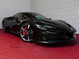 Ferrari SF90 Stradale 4.0 V8 1000 pk INCL BTW/BPM. CARBON SEATS/STUUR LIFT CARPLAY AFS CAMERA
