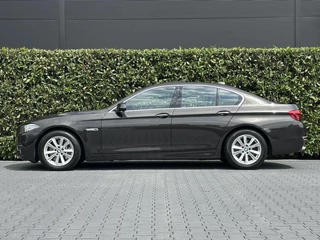 BMW 5 Serie BMW 5-serie 528xi High Executive, NL AUTO, NAP, PANO, NAVI, CRUISE, ECC-AIRCO, HUD, DODEHOEK, COMFORT STOELEN, CAMERA, LICHTMETAAL 17