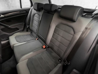 Volkswagen Golf Volkswagen Golf 1.5 TSI R-Line Sport 150Pk Automaat (VIRTUAL COCKPIT, APPLE CARPLAY, GROOT NAVI, CAMERA, LED KOPLAMPEN, ALCANTARA, ADAPTIVE CRUISE, LM VELGEN, DAB+, NIEUWE APK, NIEUWSTAAT) - afbeelding nr 16