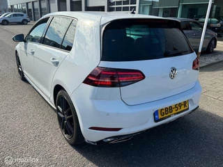 Volkswagen Golf Volkswagen Golf 1.5 TSI Highline Business R-Line edition  150pk,  DSG Automaat , Navigatie , Parkeerhulp Voor & Achter , Verwarmde voorstoelen , Prive glas , Velgen zwart incl all weahter banden  , - afbeelding nr 3