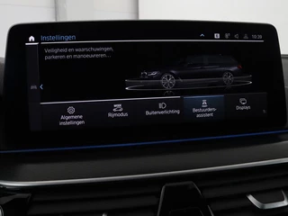 BMW 5 Serie BMW 5-serie 530e xDrive M Sport | Panoramadak |  Harman/Kardon | Stoel & stuurverwarming | Adaptive cruise | Camera | Trekhaak | Carplay | Achterbankverwarming | Live Cockpit | Sportstoelen - afbeelding nr 31