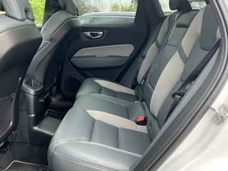 Volvo XC60 Navigatie Panoramadak Luchtvering Camera Head Up Display Leder Dashboard Carplay Elek. Stoel 19 Inch Velgen Stoelverwarming Standkachel Getint Glas On Call 1e Eigenaar Plug In Hybride BTW Auto - afbeelding nr 12