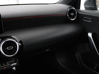 Mercedes-Benz A-Klasse Mercedes-Benz A-klasse 180d AMG | 36.600km NAP | Panoramadak | Stoelverwarming | Carplay | Camera | Full LED | Navigatie | Leder/Alcantara | Widescreen - afbeelding nr 25