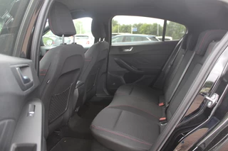 Ford Focus Ford Focus 1.0 EcoBoost Titanium Business ST-Line Camera / Navigatie / Keyless / B&O / 17'' / Stuurverwarming / DAB / Dodehoek / Cruise Control - afbeelding nr 11