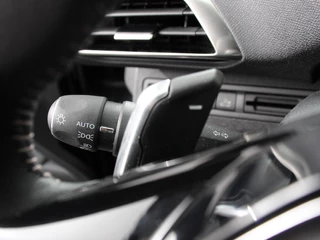 Peugeot 3008 Peugeot 3008 1.2 PureTech Allure Climate control Adaptive cruise control Achteruitrijd camera Parkeersensoren Verwarmde voorstoelen LED Navigatie Apple Carplay/ Android Auto - afbeelding nr 22
