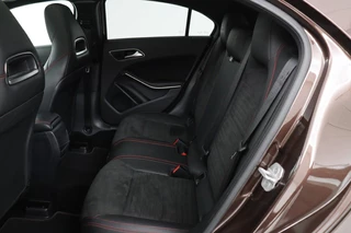 Mercedes-Benz A-Klasse Mercedes-Benz A-klasse 160 AMG Night | Panoramadak | Camera | Full LED |  Navigatie | Trekhaak | Cruise control | Park Assist | Airco | Half leder | Sportstoelen - afbeelding nr 6
