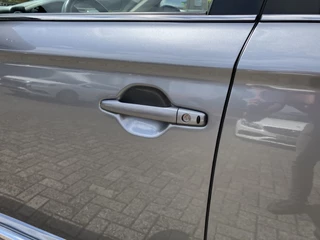Mitsubishi Outlander Mitsubishi Outlander 2.0 PHEV Instyle+ 203 pk 4WD AUT. | 1e eigenaar | dealer onderhouden | navigatie | trekhaak | leder interieur - afbeelding nr 12