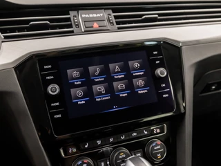 Volkswagen Passat Volkswagen Passat Variant 1.4 TSI PHEV GTE Business 218Pk Automaat (DRAADLOOS APPLE CARPLAY, GROOT NAVI, CLIMATE, LEDER/ALCANTARA, TREKHAAK, STOELVERWARMING, CAMERA, ADAPTIVE CRUISE, KEYLESS, NIEUWSTAAT) - afbeelding nr 33