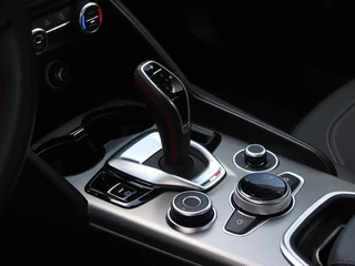 Alfa Romeo Giulia Alfa Romeo Giulia 2.0 Turbo 280 PK Competizione Q4 AWD | Harman | Veloce | 19