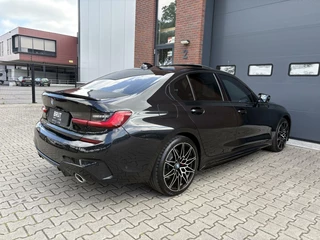 BMW 3 Serie BMW 3-serie 330i High Executive, M Pakket, Schuifdak, 19