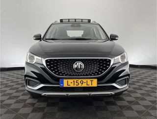 MG ZS EV MG ZS EV Luxury 45 kWh (INCL-BTW) *PANO | FULL-LEATHER | CCS-FASTLOADER | KEYLESS | NAVI-FULLMAP | ADAPTIVE-CRUISE | CAMERA | HEATED-SPORTSEATS | CARPLAY | BLINDSPOT | DAB | LANE-ASSIST | 17