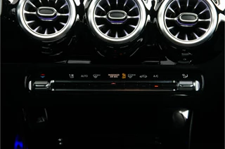 Mercedes-Benz CLA Mercedes-Benz CLA 180 AMG Widescreen, Sfeerverlichting, Camera, 19