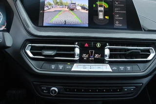 BMW 1 Serie BMW 1-serie 118i 140PK AUTOMAAT EXECUTIVE EDITION | PANORAMISCH SCHUIF/KANTELKDAK | AFNEEMBARE TREKHAAK | DRAADLOZE TELEFOONLADER | DRAADLOZE APPLE CARPLAY/ANDROID AUTO | NAVIGATIE | ACHTERUITRIJ CAMERA | PARKEERSENSOREN VOOR EN ACHTER | CRUISE CONTROL | FULL LED KOPLAMPEN | CLIMATE CONTROL | ALL SEASON BANDEN | 17