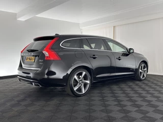 Volvo V60 Aut. *PANO | LUXURY-LEATHER | BI-XENON | PREMIUM AUDIO | NAVI-FULLMAP | MEMORY-PACK | HEATED-COMFORTSEATS | TOWBAR | ECC | PDC | CRUISE | 17''ALU* - afbeelding nr 6
