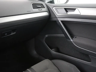 Volkswagen Golf Volkswagen Golf 1.0 TSI Business Edition Connected | Automaat |  Camera | Navigatie | Trekhaak | Climate control | Sportstoelen | Cruise control | Parkeerhulp | Bluetooth - afbeelding nr 22