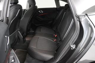 BMW 2 Serie BMW 2-serie Gran Coupé 218i Executive Edition (PANORAMADAK, ACHTERUITRIJCAMERA, PARKEERSENSOREN, CRUISE, AUTOMAAT) - afbeelding nr 17