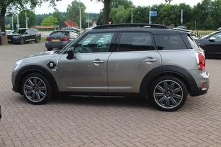 MINI Countryman MINI Countryman Mini 2.0 Cooper S E ALL4 Chili / Panoramadak / Camera / Head-up / 19'' / Leder / Navigatie / Stoelverwarming / DAB / Cruise Control / SoH 94% - afbeelding nr 8