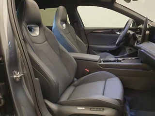 Volkswagen Passat Volkswagen Passat Variant 1.5 eHybrid 272pk DSG/AUT R-Line Wegklapbare trekhaak, Panoramadak, Leder - afbeelding nr 4