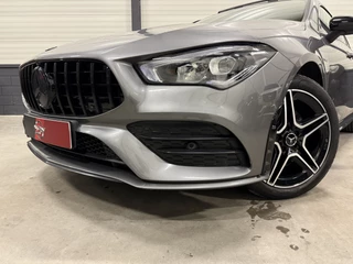 Mercedes-Benz CLA PANO/SFEER/NIGHT-PACK/KEYLESS/CARPLAY/LED/SPORTSTOELEN/DONKERE HEMEL/PRIVACY/18