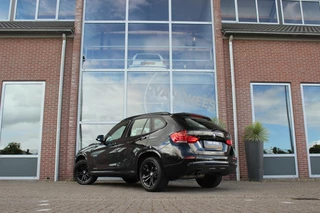 BMW X1 ➡️ BMW X1 E84 sDrive20i High Executive M-sport | M-pakket | Automaat | NL auto | 184 pk | Dakraam | Leer | Navi | Xenon | 17 inch | PDC | Cruise control | Stoelverwarming | - afbeelding nr 3