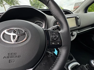 Toyota Yaris Toyota Yaris 1.5 VVT-i Aspiration DEALER ONDERHOUDEN / NL AUTO / CAMERA / NAVIGATIE / BLUETOOTH / VOLLE TANK - afbeelding nr 17